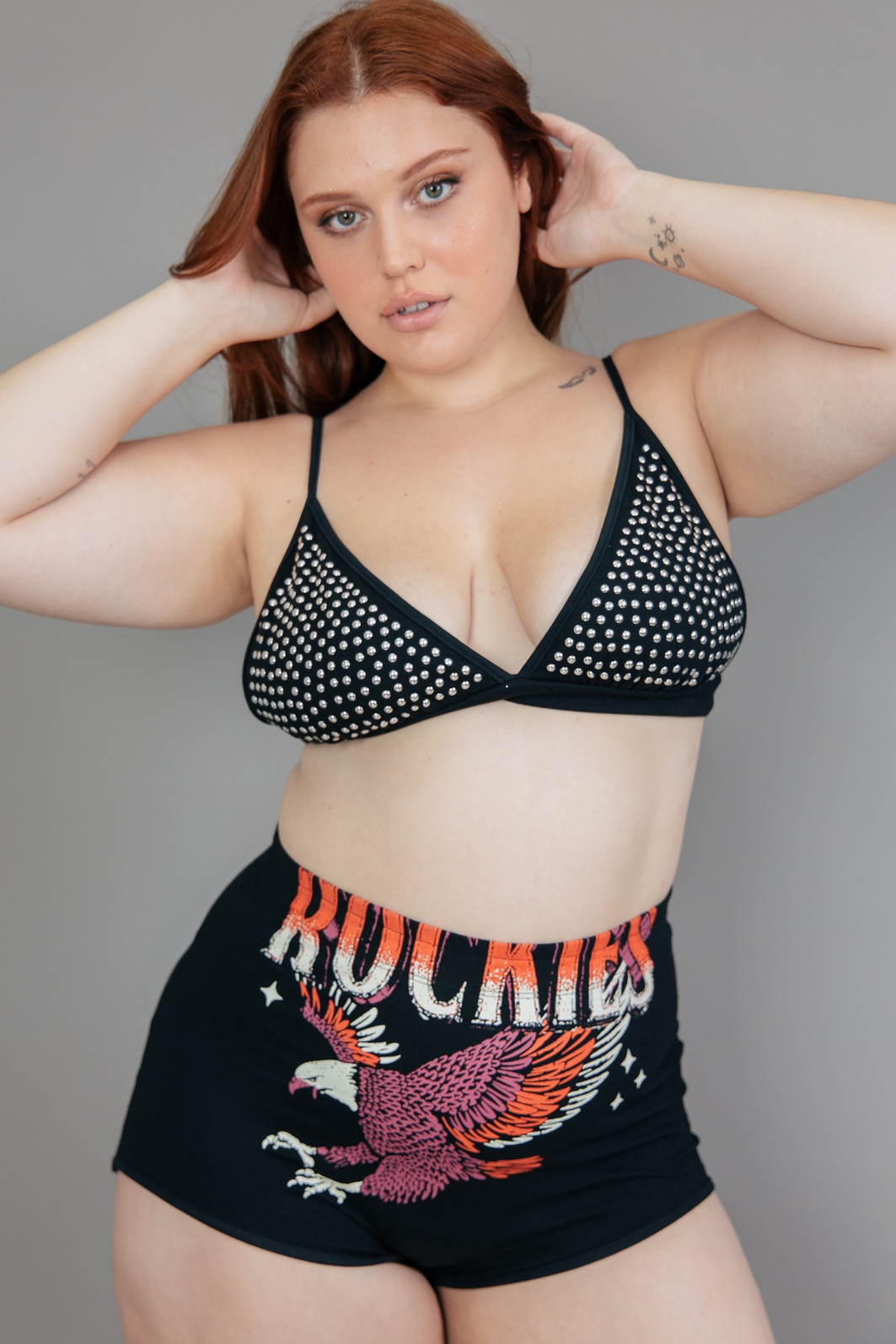 TOP DE COTTON PRETO COM APLIQUE TACHAS TOP DE COTTON PRETO COM APLIQUE TACHAS