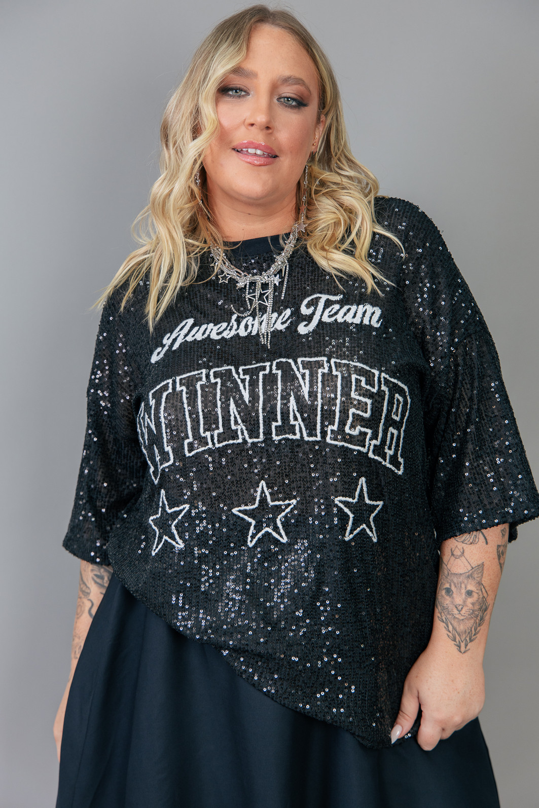 CAMISETA T-SHIRT OVERSIZED DE PAETÊ PRETO WINNER CAMISETA T-SHIRT OVERSIZED DE PAETÊ PRETO WINNER