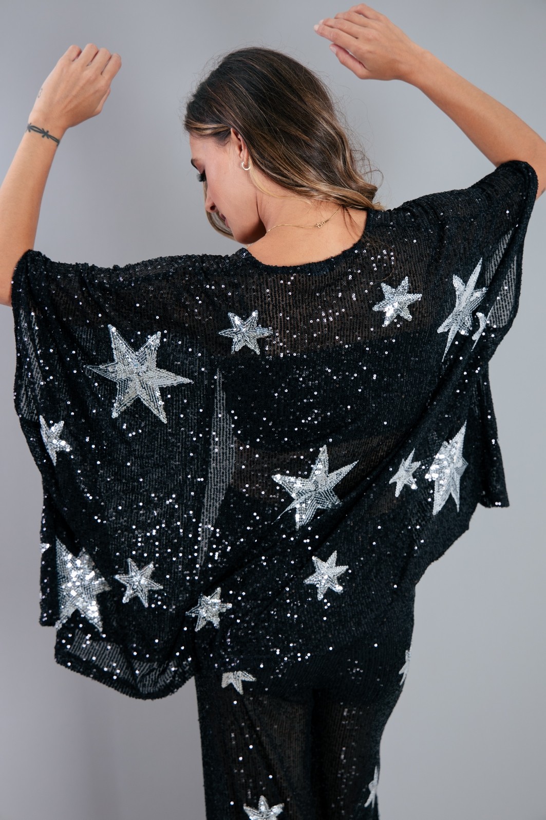 KIMONO DE PAETÊ PRETO COM BORDADOS DE ESTRELA KIMONO DE PAETÊ PRETO COM BORDADOS DE ESTRELA