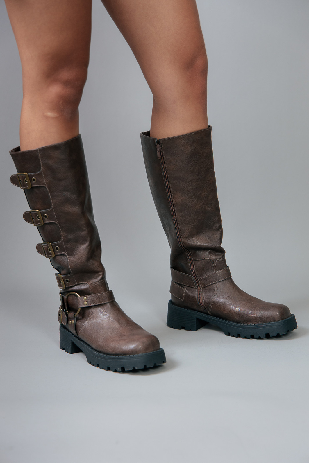 BOTA BIKER CANO LONGO MARROM COM FIVELAS