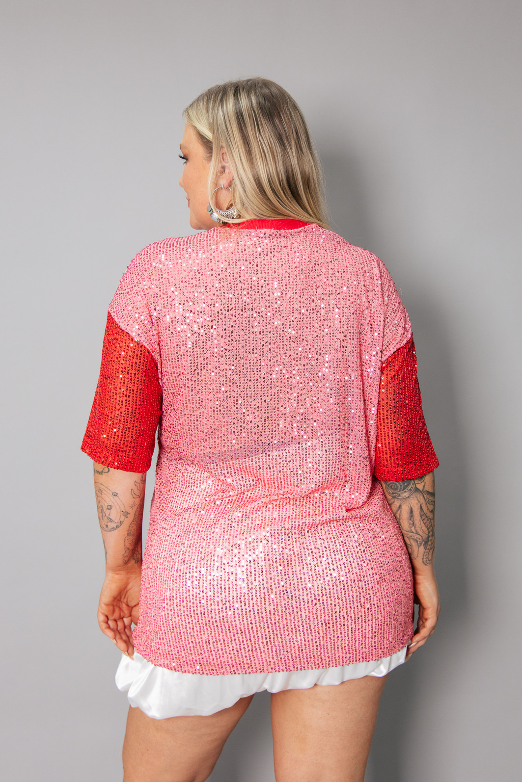 T-SHIRT VINTAGE DE PAETÊS ROSA E VERMELHA COM BORDADO GLOWY