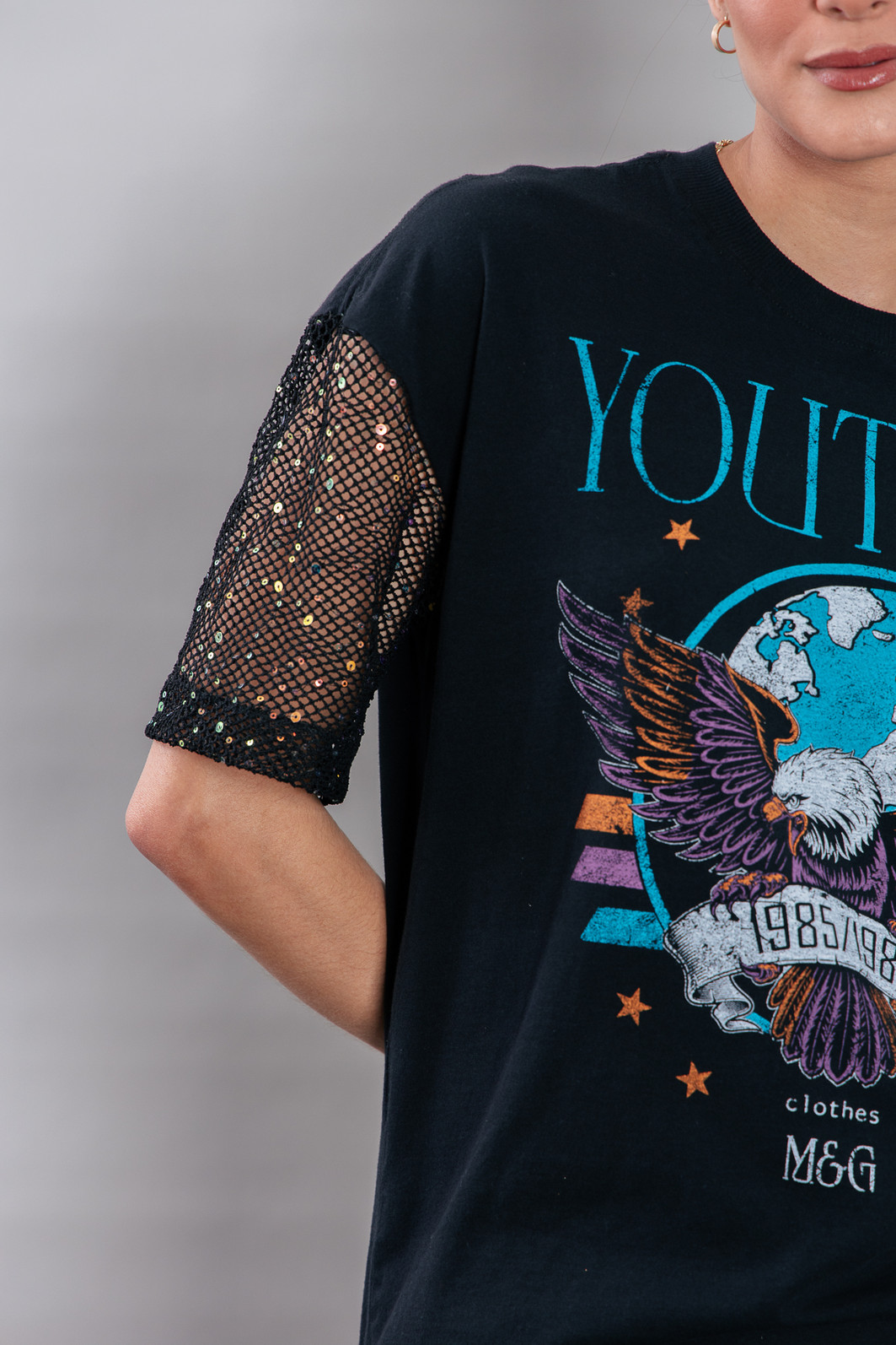 CAMISETA T-SHIRT VINTAGE PRETA COM MANGAS TELA COM PAETÊ YOUTHFUL CAMISETA T-SHIRT VINTAGE PRETA COM MANGAS TELA COM PAETÊ YOUTHFUL