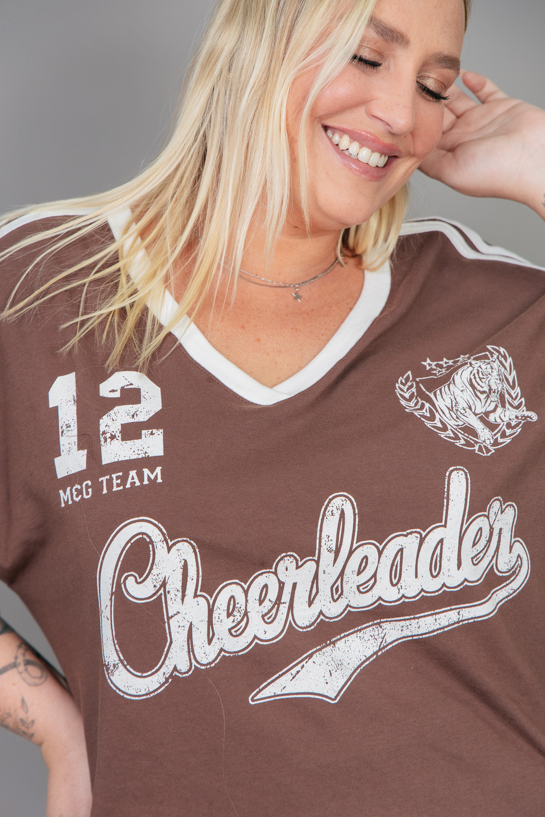 CAMISETA DECOTE V VINTAGE MARROM CHEERLEADER CAMISETA DECOTE V VINTAGE MARROM CHEERLEADER