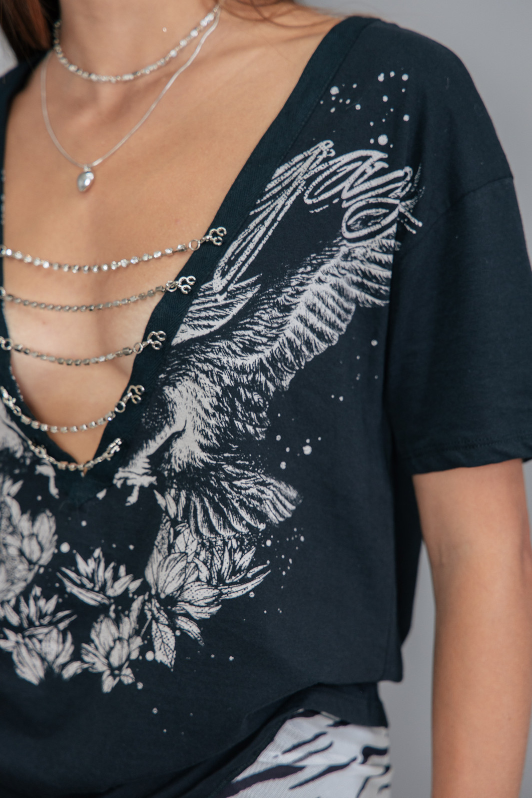 T-SHIRT VINTAGE PRETA DECOTE V COM CORRENTES EAGLE T-SHIRT VINTAGE PRETA DECOTE V COM CORRENTES EAGLE