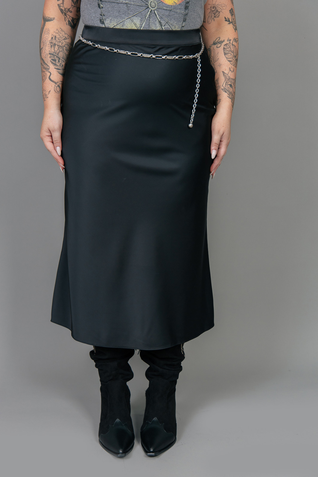 SAIA MIDI DE CETIM SEM FORRO PRETA SAIA MIDI DE CETIM SEM FORRO PRETA