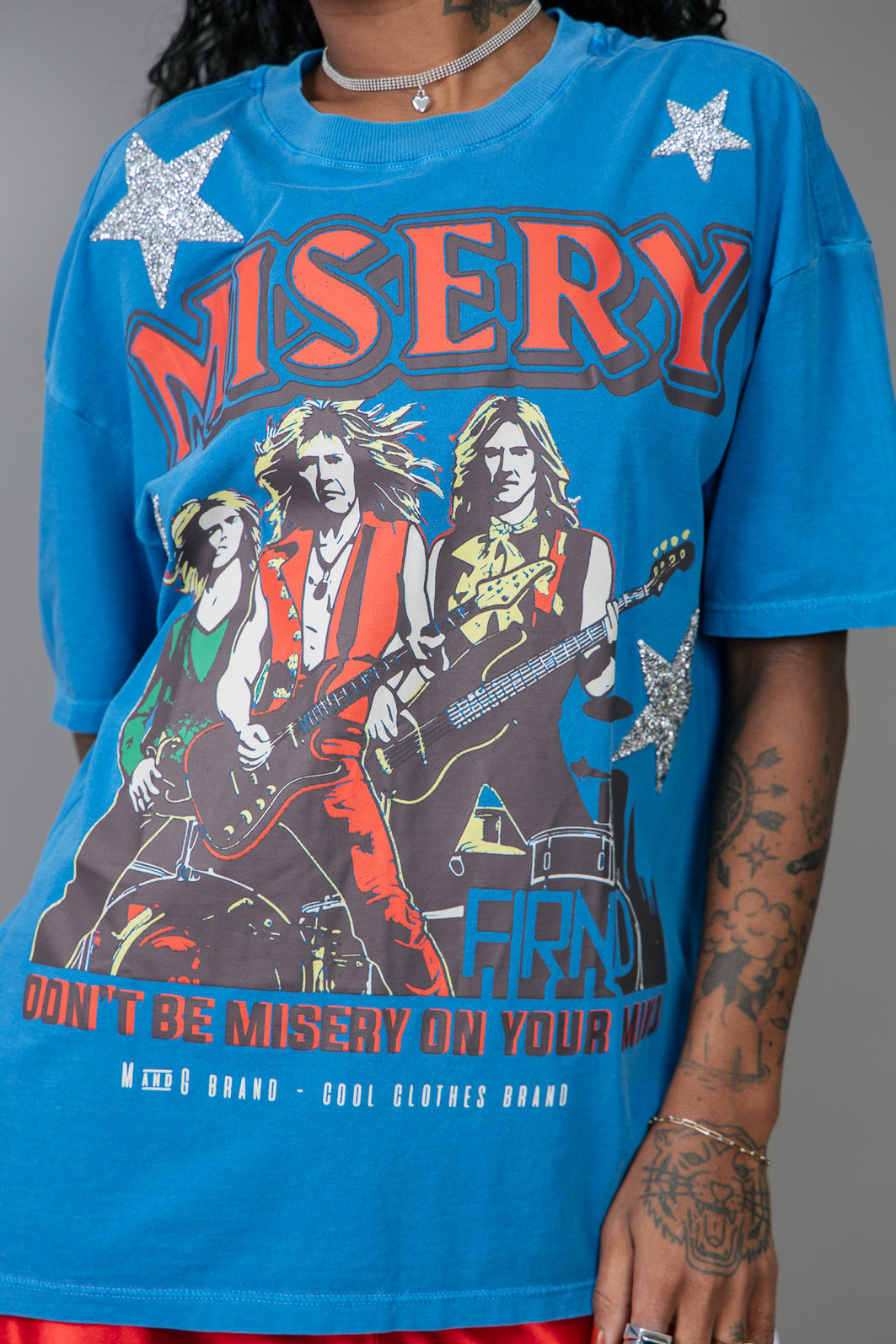 T-SHIRT VINTAGE AZUL MISERY COM APLIQUE DE ESTRELAS