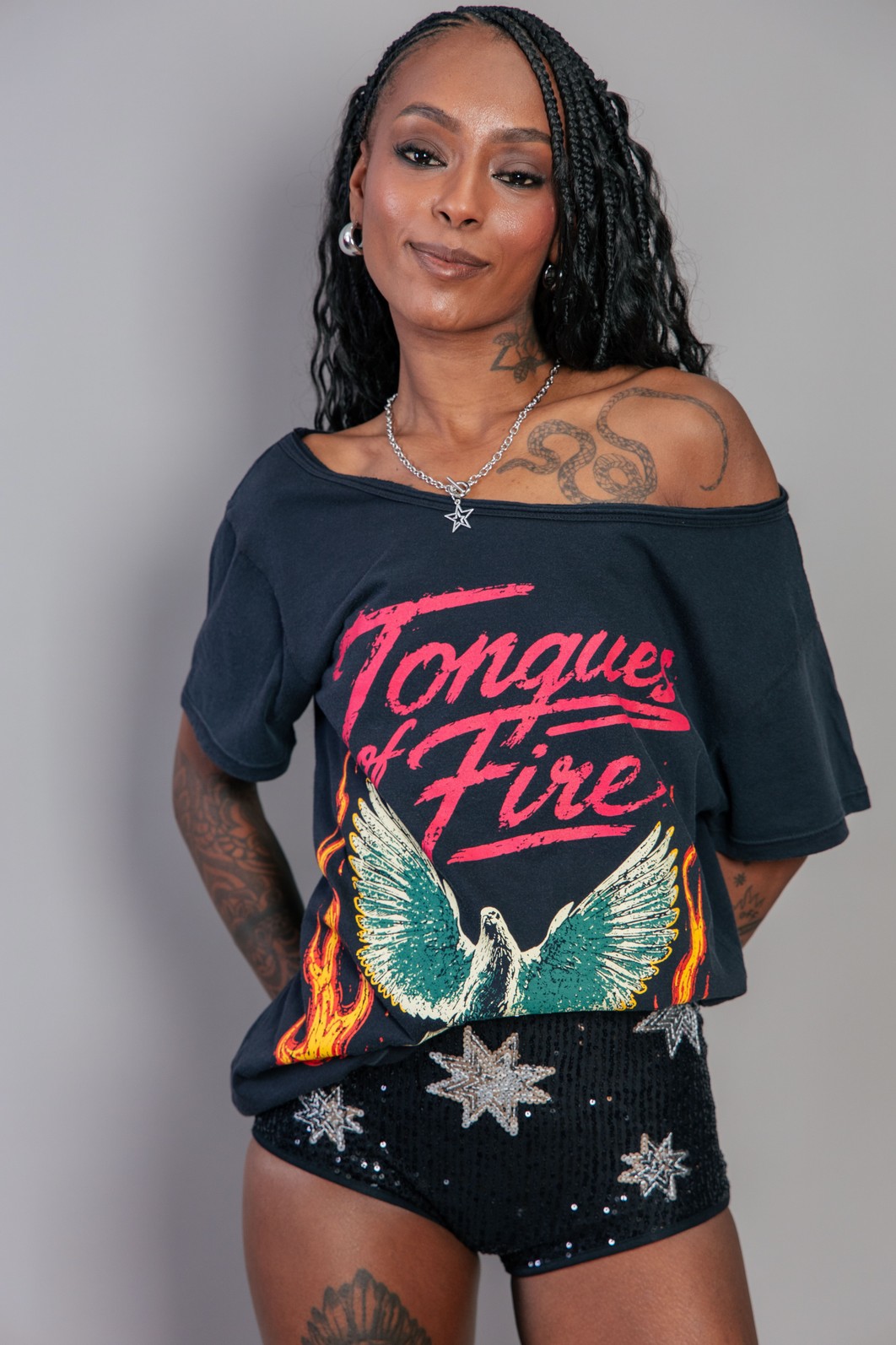 CAMISETA T-SHIRT OFF THE SHOULDER CHUMBO TONGUES CAMISETA T-SHIRT OFF THE SHOULDER CHUMBO TONGUES