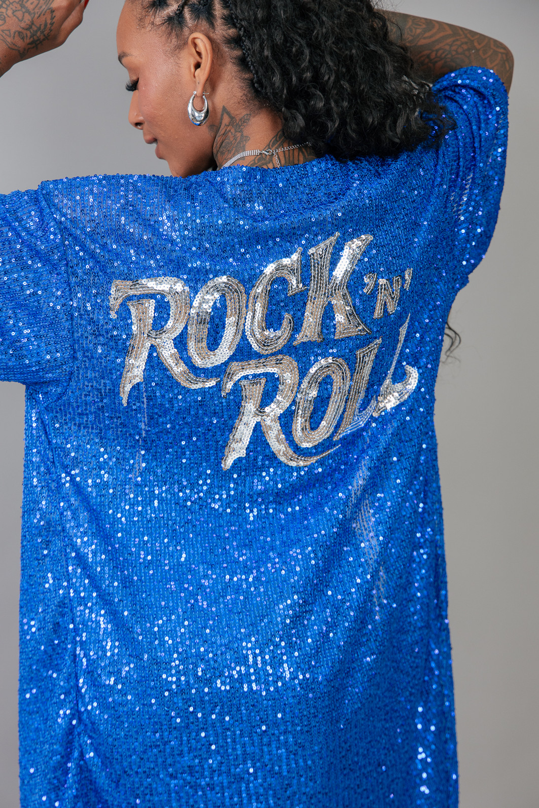 KIMONO COMPRIDO EM PAETÊ AZUL BORDADO PARTY ON KIMONO COMPRIDO EM PAETÊ AZUL BORDADO PARTY ON