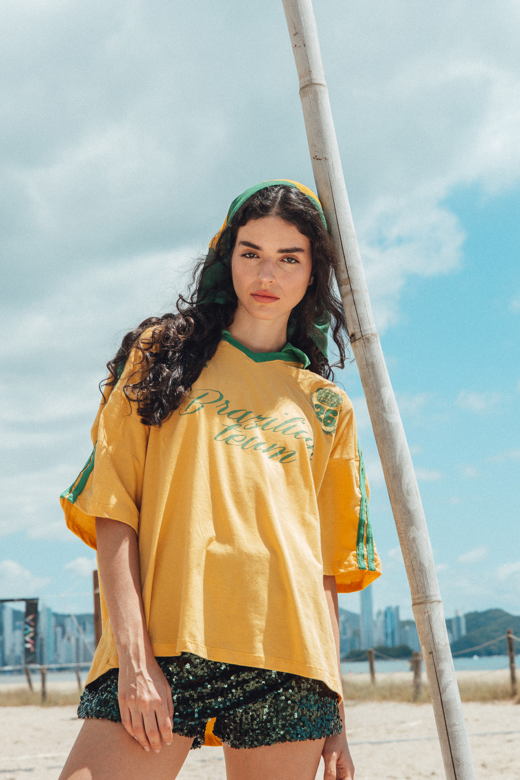 CAMISETA T-SHIRT OVERSIZED AMARELA COM GOLA BRAZILIAN TEAM