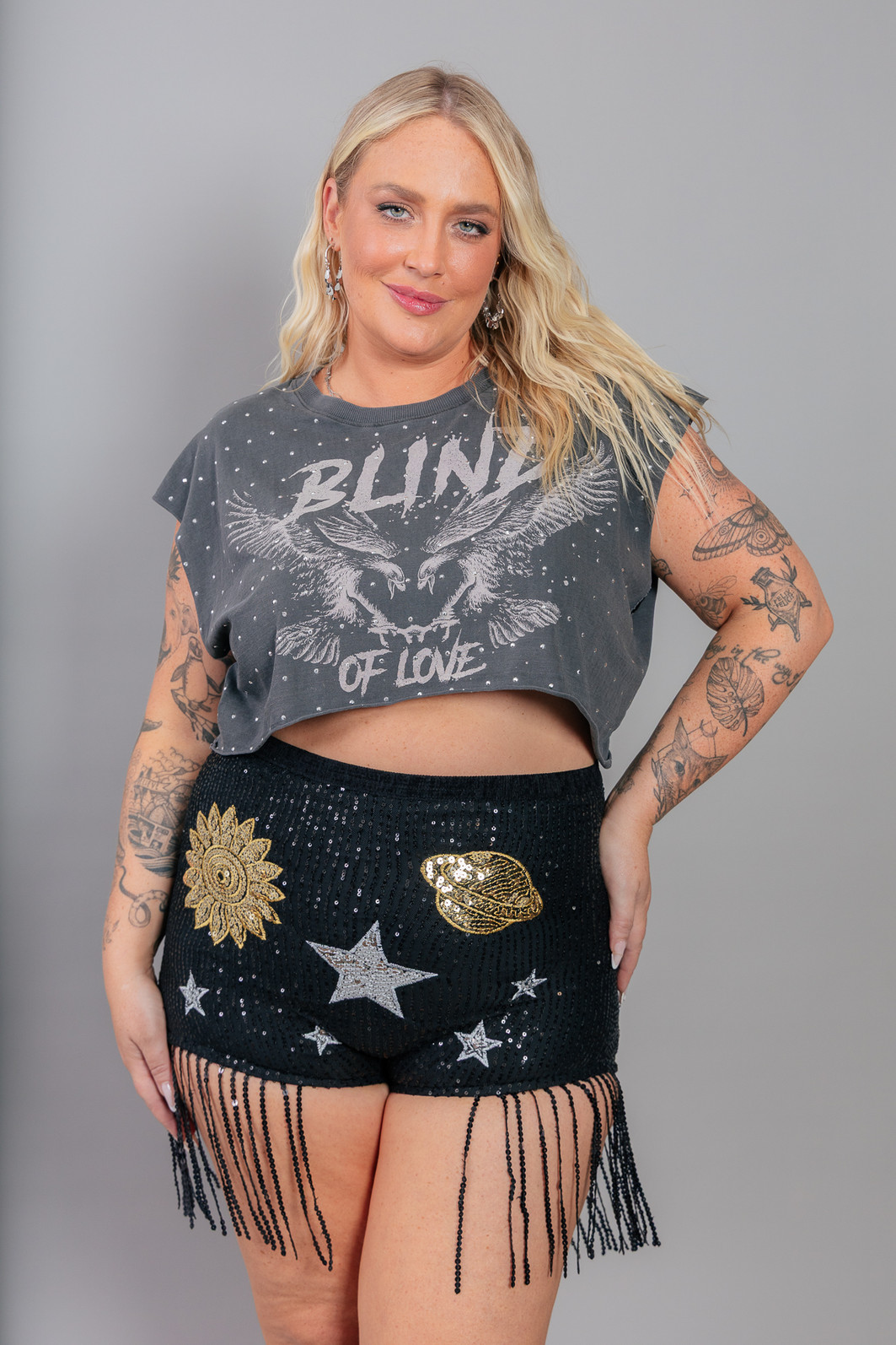 SHORT HOT PANT DE PAETÊS COM FRANJAS