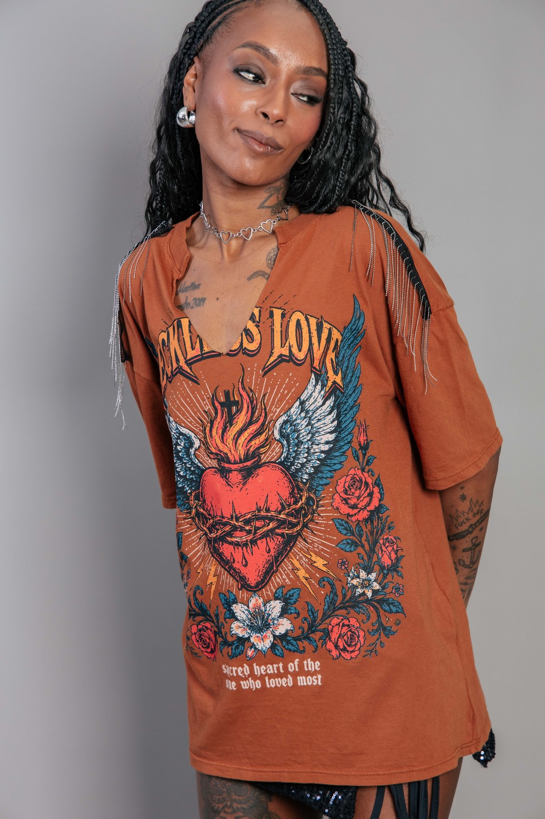 CAMISETA T-SHIRT DECOTE V COM FRANJAS MARROM RECKLESS CAMISETA T-SHIRT DECOTE V COM FRANJAS MARROM RECKLESS