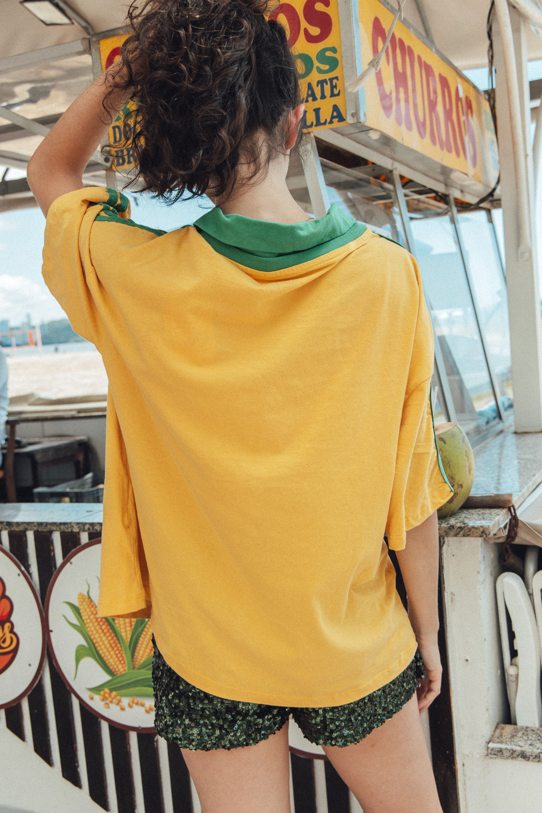 CAMISETA T-SHIRT OVERSIZED AMARELA COM GOLA BRAZILIAN TEAM