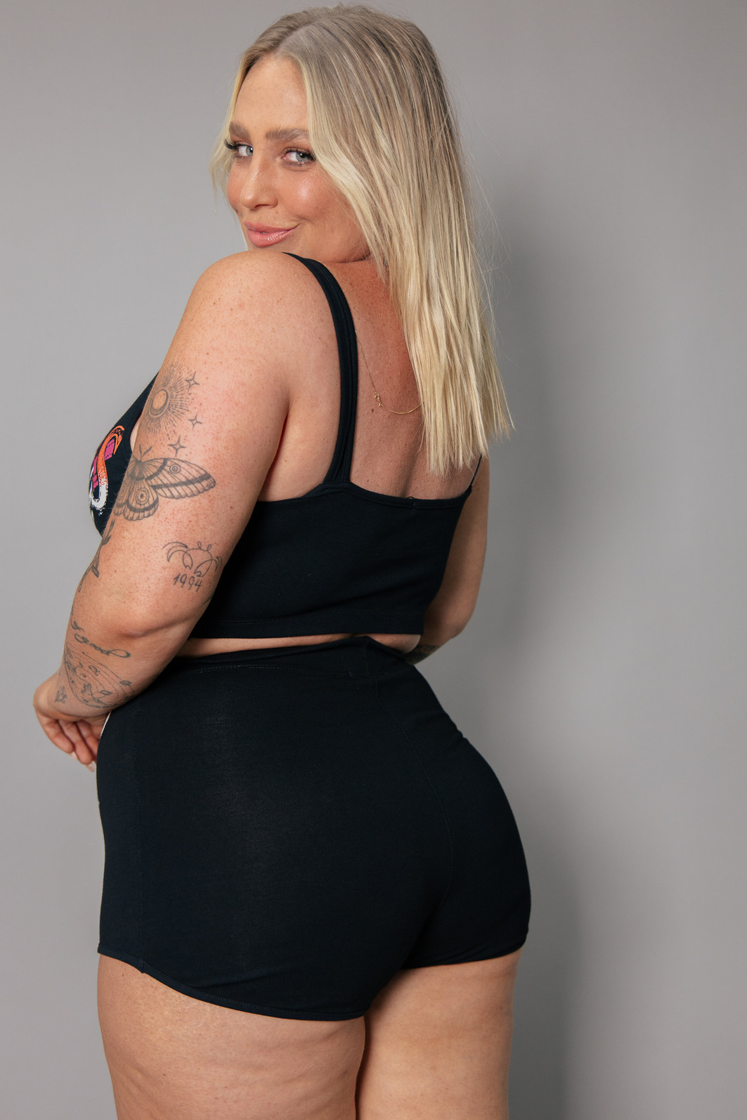 SHORT HOT PANT DE COTTON PRETO COM ESTAMPA ROCKIES