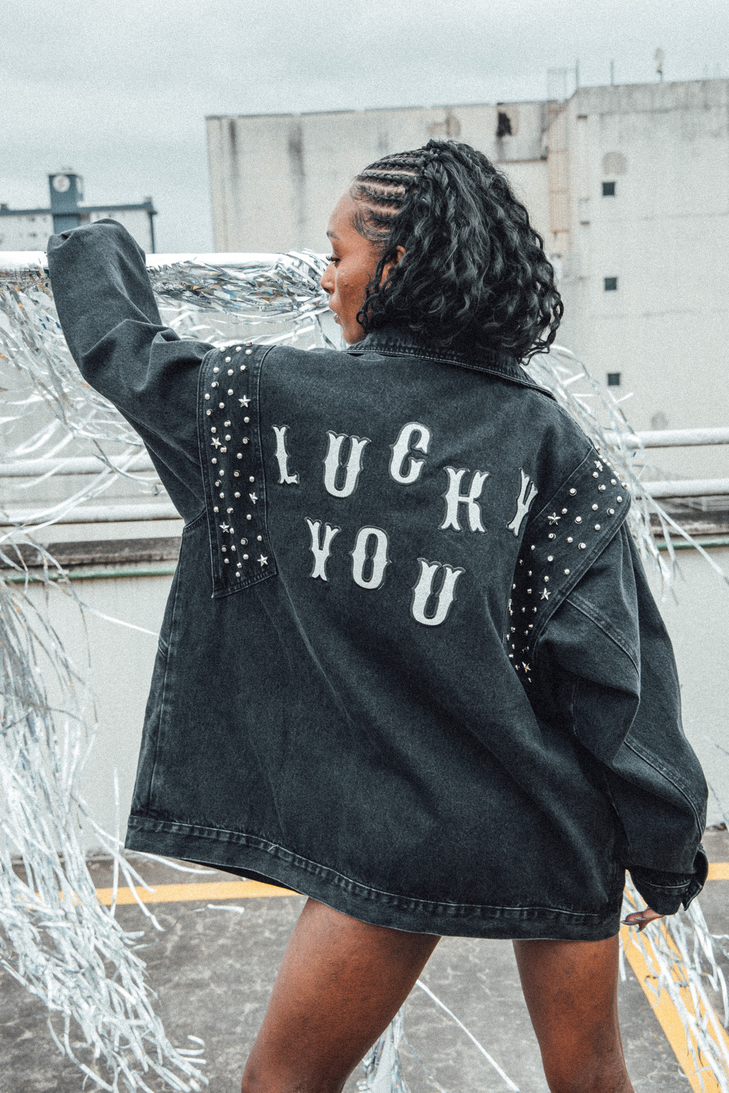 JAQUETA PRETA OVERSIZED 80S COM APLIQUES JAQUETA PRETA OVERSIZED 80S COM APLIQUES