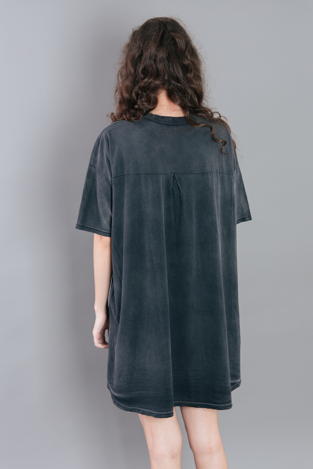 VESTIDO AMPLO COM PREGA COSTAS PRETO MARMORIZADO POSSIBLE VESTIDO AMPLO COM PREGA COSTAS PRETO MARMORIZADO POSSIBLE