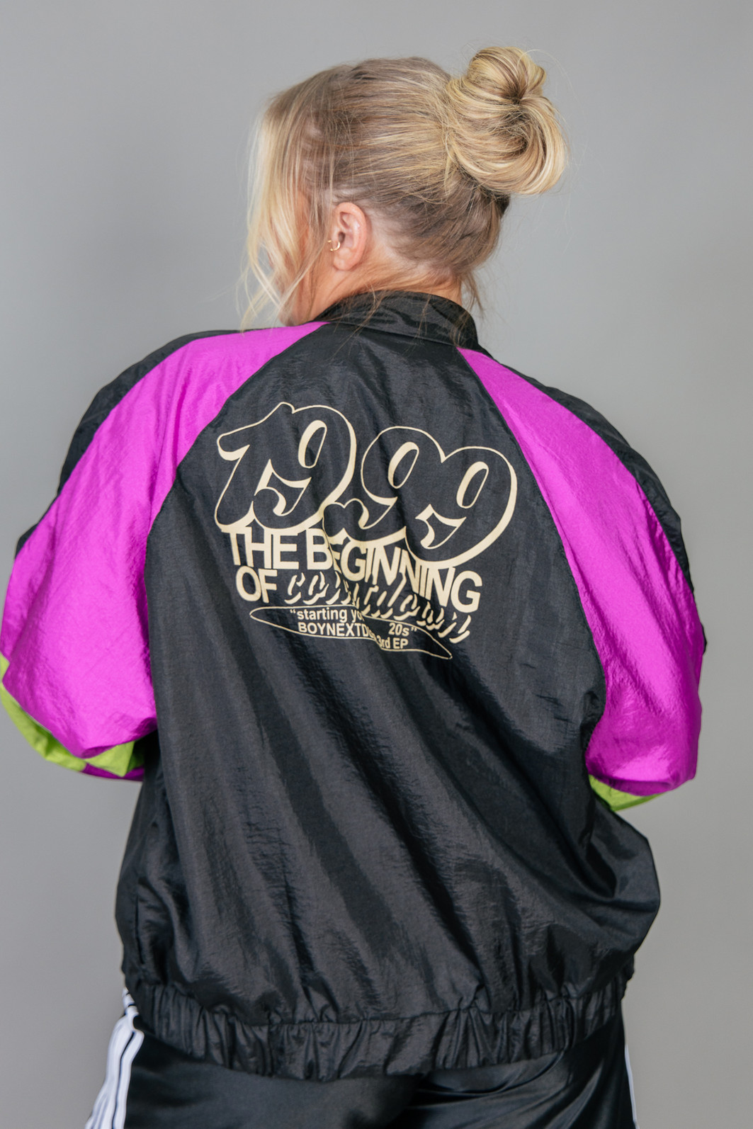 JAQUETA ESPORTIVA COM RECORTES COLORIDA NINETEEN