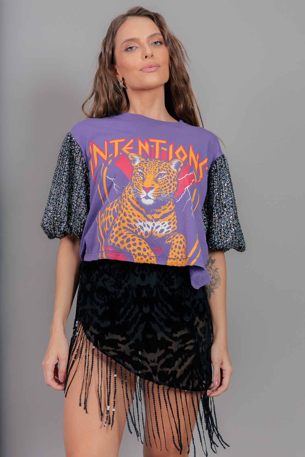 CAMISETA CROPPED ROXA COM MANGAS BUFANTES DE PAETÊ INTENTIONS CAMISETA CROPPED ROXA COM MANGAS BUFANTES DE PAETÊ INTENTIONS