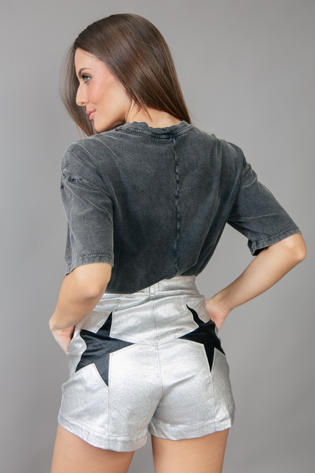 SHORT HOT PANT METALIZADO PRATA COM ESTRELA PRETO