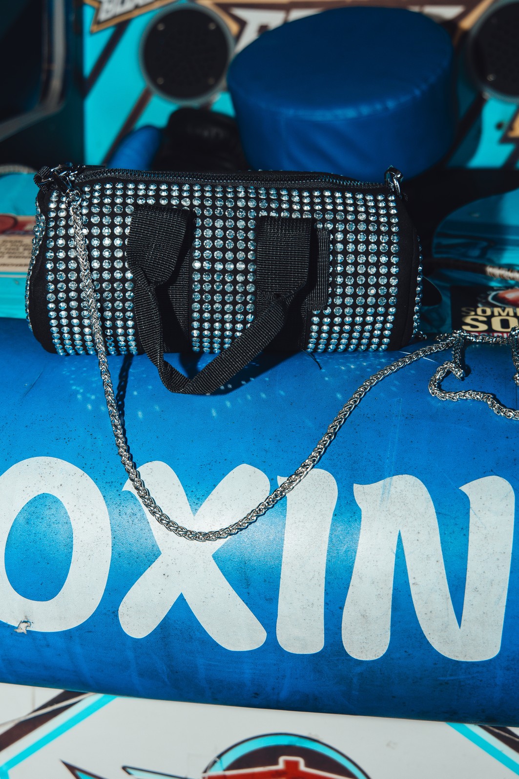 BOLSA CLUTCH PRETA COM TACHAS BOLSA CLUTCH PRETA COM TACHAS