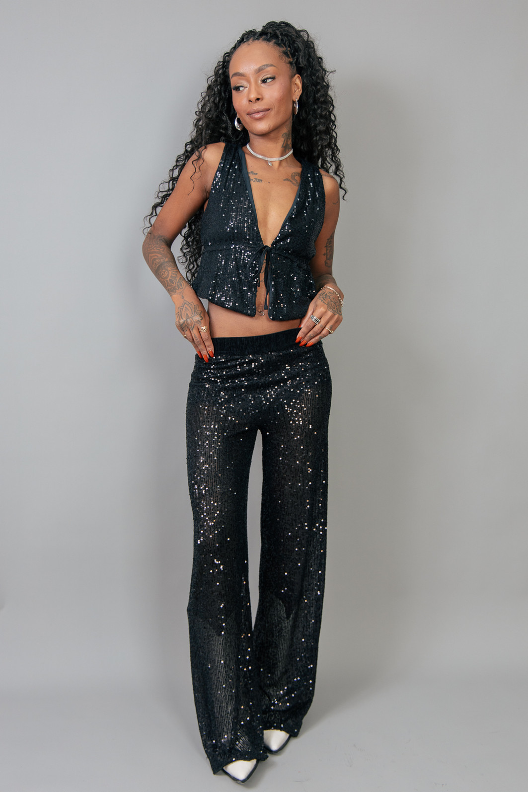 TOP CROPPED DE PAETÊS PRETO COM AMARRAÇÃO TOP CROPPED DE PAETÊS PRETO COM AMARRAÇÃO