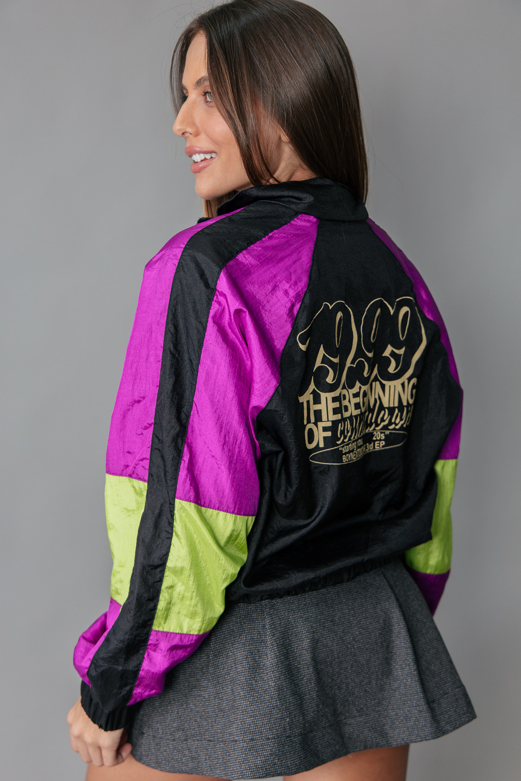 JAQUETA ESPORTIVA COM RECORTES COLORIDA NINETEEN