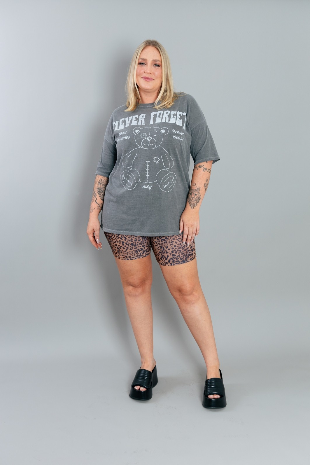 CAMISETA T-SHIRT OVERSIZED CINZA NEVER FORGET CAMISETA T-SHIRT OVERSIZED CINZA NEVER FORGET