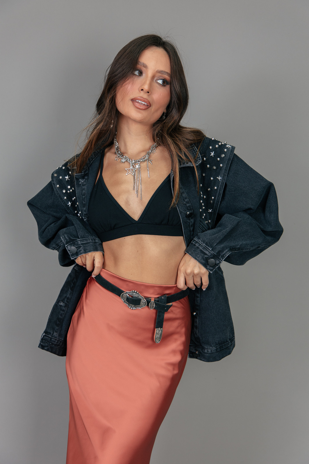 JAQUETA PRETA OVERSIZED 80S COM APLIQUES