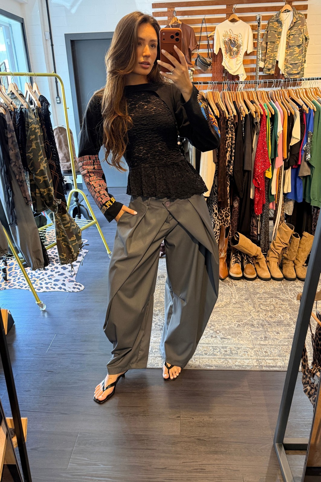CALÇA AMPLA COM PREGAS E BOTÃO DUPLO CINZA CALÇA AMPLA COM PREGAS E BOTÃO DUPLO CINZA