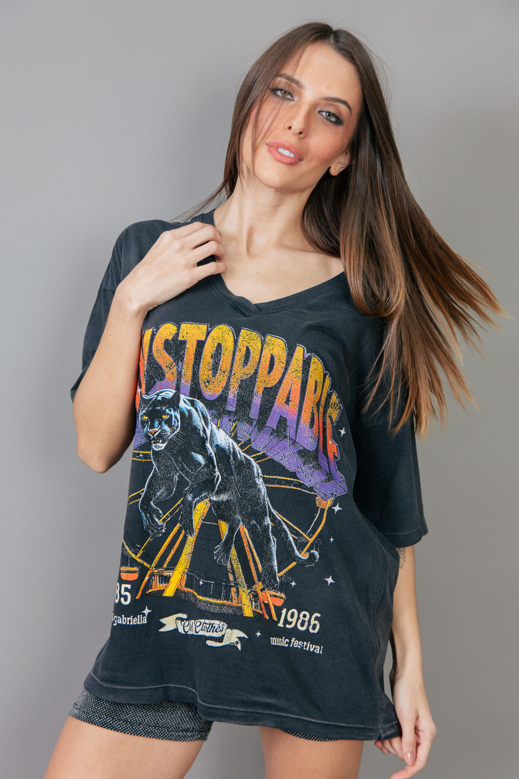 T-SHIRT OVERSIZED DECOTE V PRETO UNSTOPPABLE