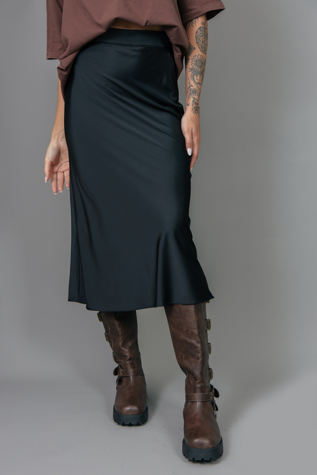 SAIA MIDI DE CETIM SEM FORRO PRETA SAIA MIDI DE CETIM SEM FORRO PRETA