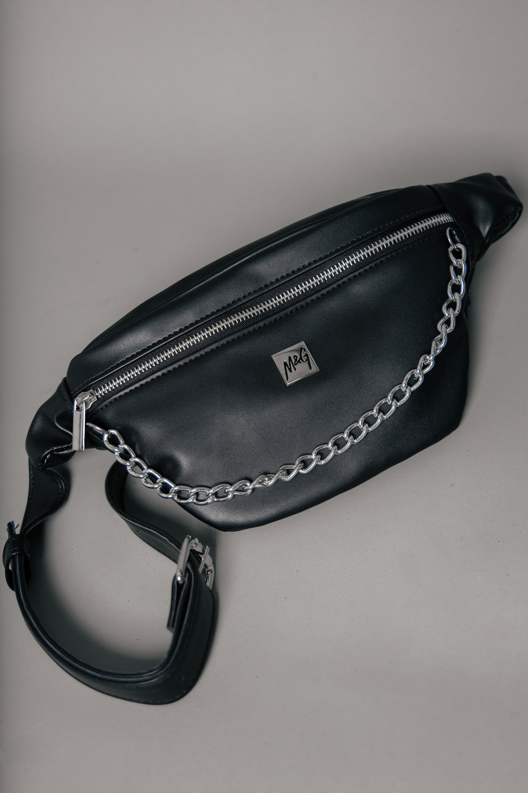 POCHETE PRETA COM CORRENTE POCHETE PRETA COM CORRENTE