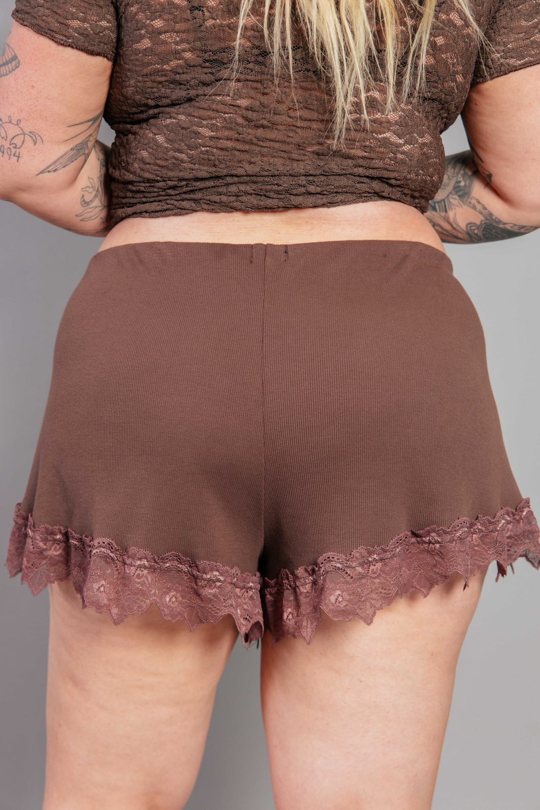 SHORT DE MALHA TINGIDO COM RENDA MARROM SHORT DE MALHA TINGIDO COM RENDA MARROM