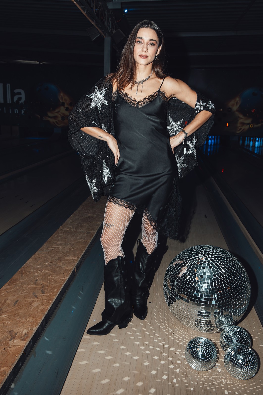 VESTIDO ACETINADO ASSIMÉTRICO DE ALCINHA COM RENDA PRETO VESTIDO ACETINADO ASSIMÉTRICO DE ALCINHA COM RENDA PRETO