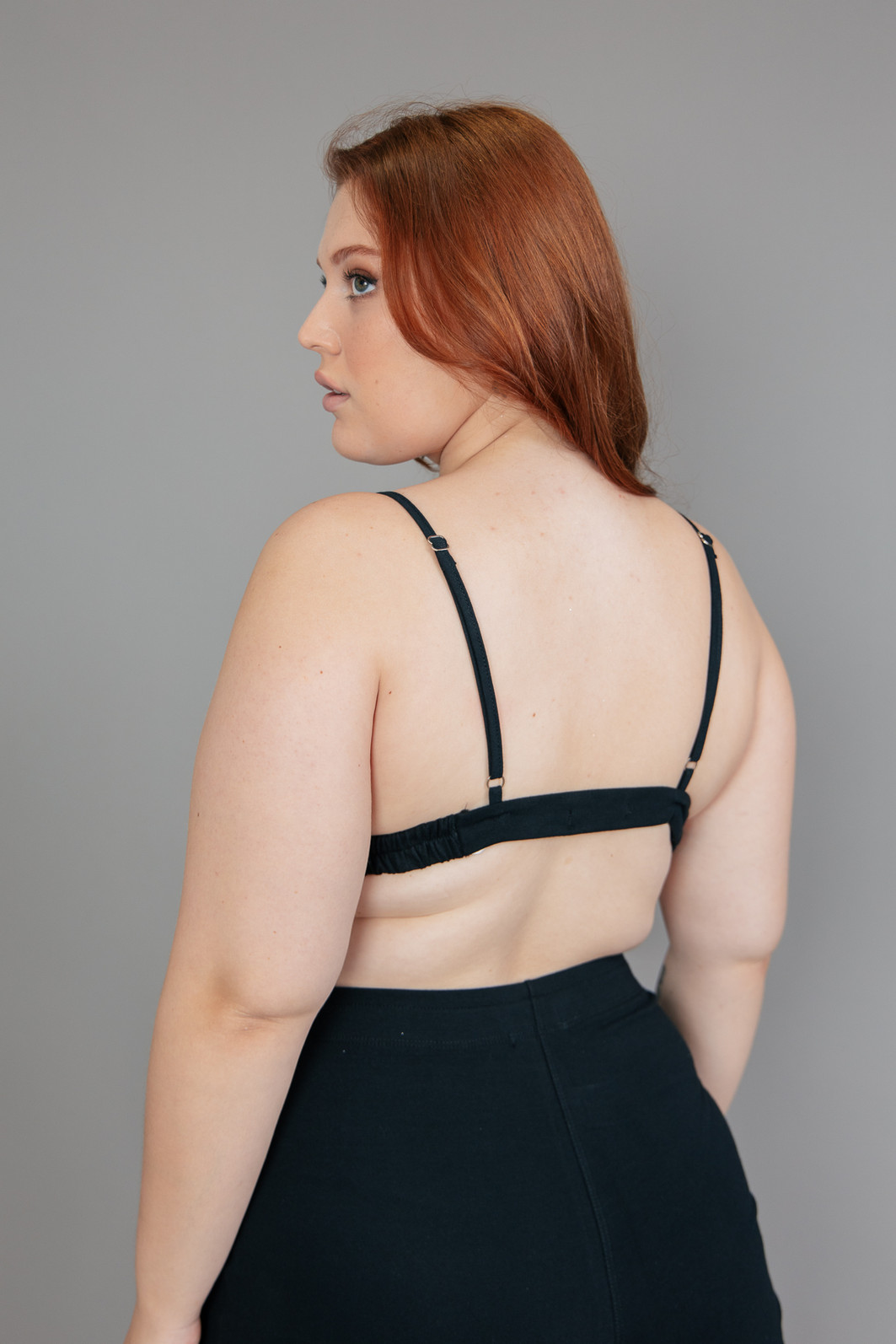 TOP DE COTTON PRETO COM APLIQUE TACHAS TOP DE COTTON PRETO COM APLIQUE TACHAS