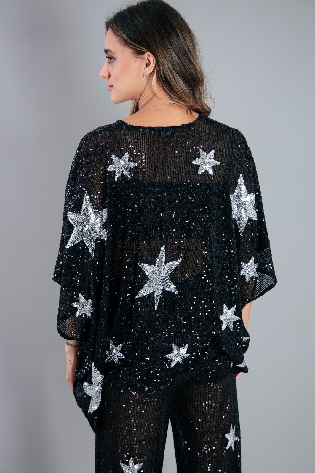 KIMONO DE PAETÊ PRETO COM BORDADOS DE ESTRELA KIMONO DE PAETÊ PRETO COM BORDADOS DE ESTRELA