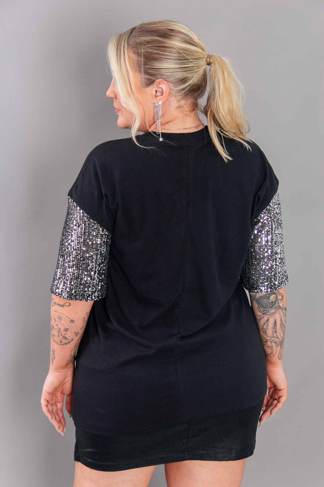 CAMISETA T-SHIRT VINTAGE PRETA FOREVER MANGA PAETÊ PRATA CAMISETA T-SHIRT VINTAGE PRETA FOREVER MANGA PAETÊ PRATA