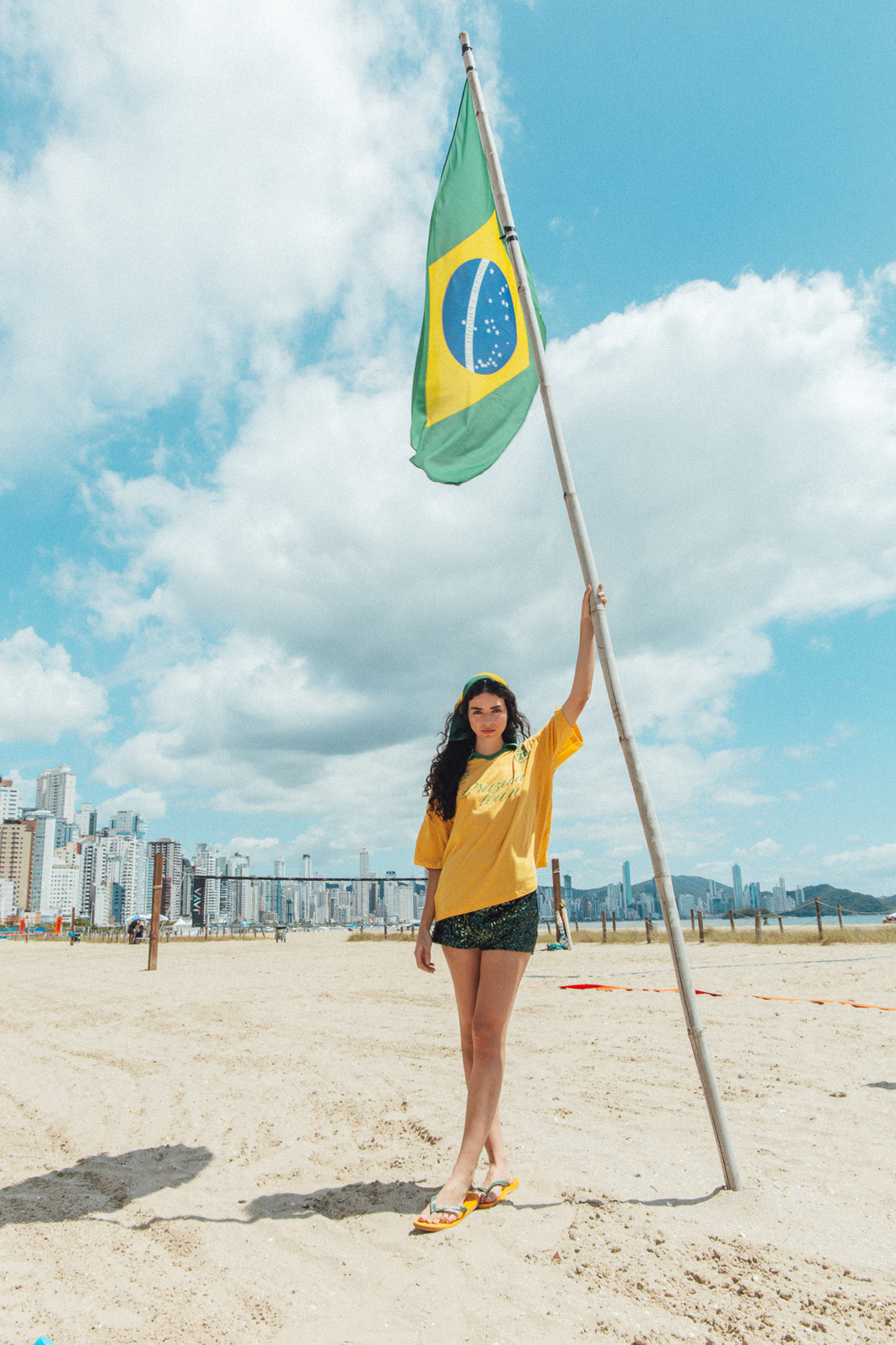 CAMISETA T-SHIRT OVERSIZED AMARELA COM GOLA BRAZILIAN TEAM