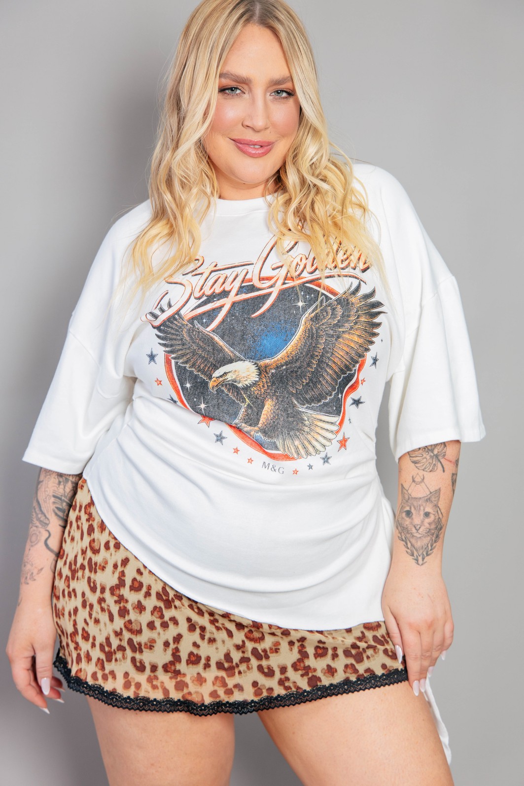 CAMISETA T-SHIRT ASSIMÉTRICA OFF WHITE STAY GOLDEN CAMISETA T-SHIRT ASSIMÉTRICA OFF WHITE STAY GOLDEN