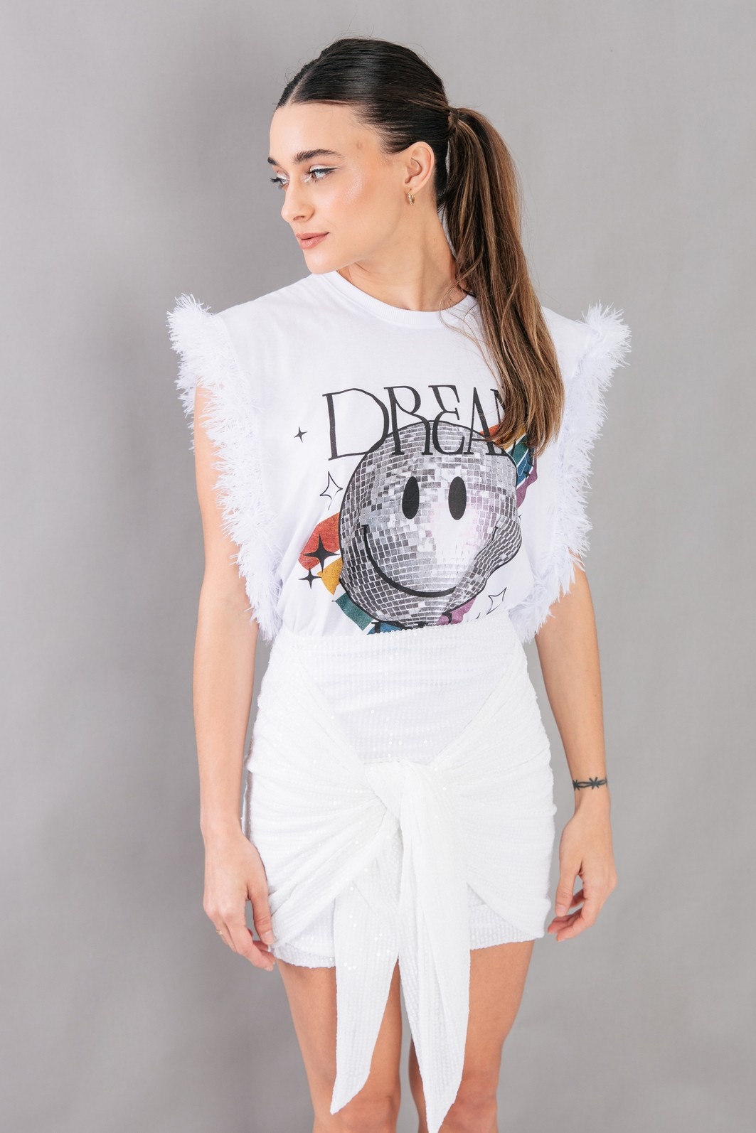 SAIA DE PAETÊ BRANCO COM NÓ SAIA DE PAETÊ BRANCO COM NÓ