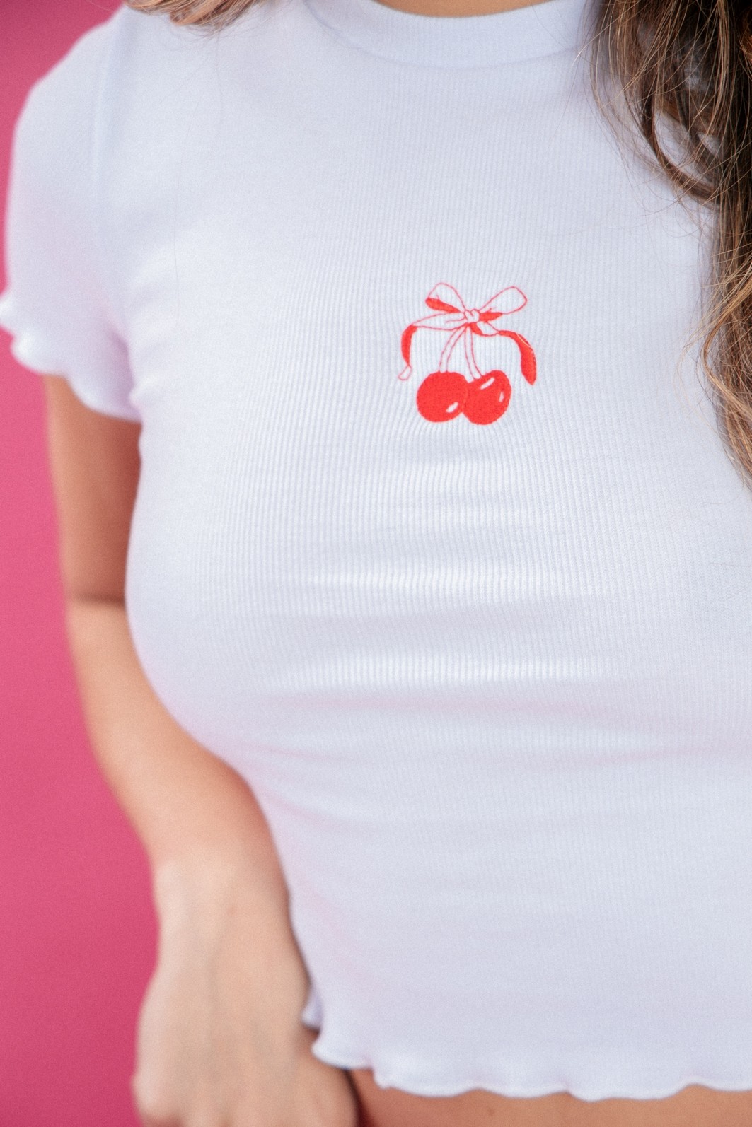 BLUSA BABYLOOK  CANELADA BRANCA COM BORDADO CEREJA