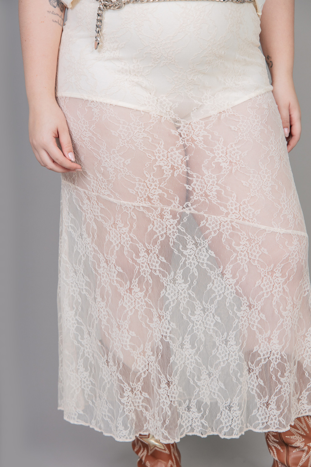 SAIA DE RENDA MIDI SEM FORRO OFF