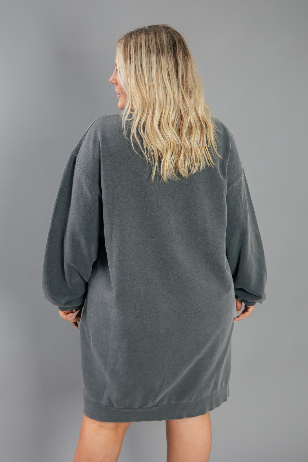 VESTIDO DE MOLETOM CHUMBO BORN TO RIDE VESTIDO DE MOLETOM CHUMBO BORN TO RIDE