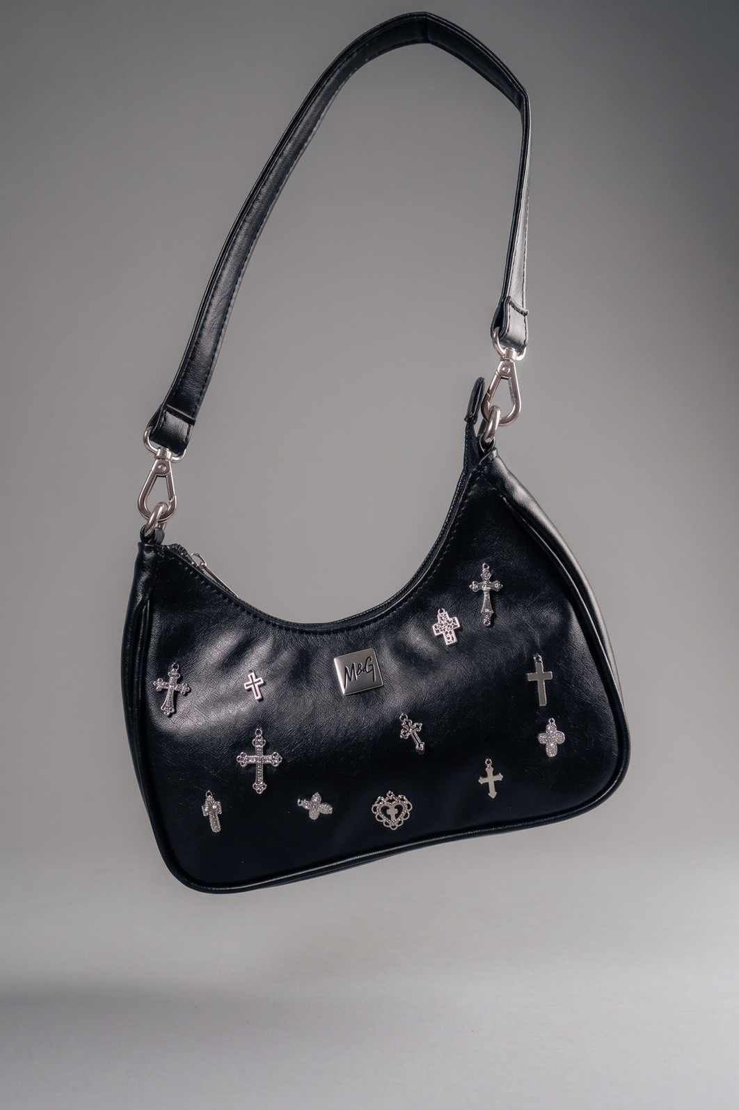 BOLSA DE NAPA PRETA COM PINGENTES DE CRUZ BOLSA DE NAPA PRETA COM PINGENTES DE CRUZ
