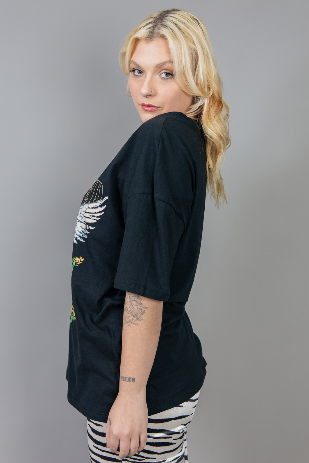 CAMISETA DECOTE V VINTAGE PRETA FOREVER