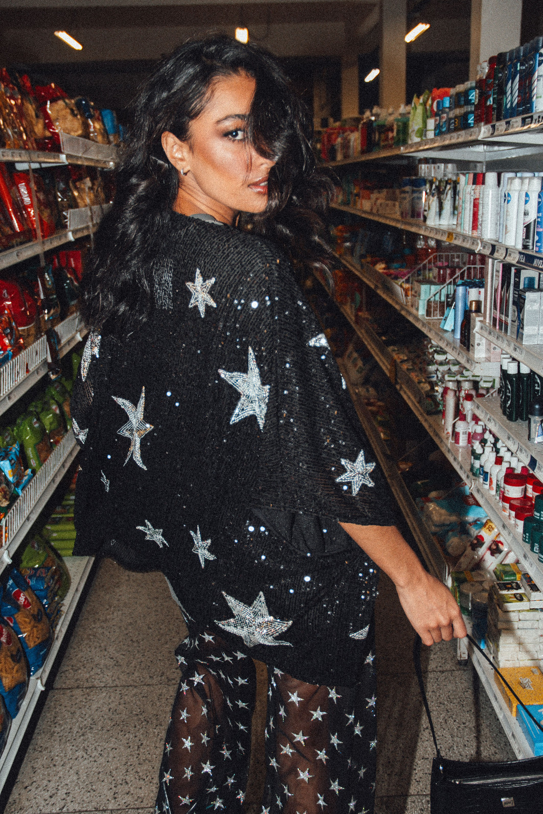 KIMONO DE PAETÊ PRETO COM BORDADOS DE ESTRELA KIMONO DE PAETÊ PRETO COM BORDADOS DE ESTRELA