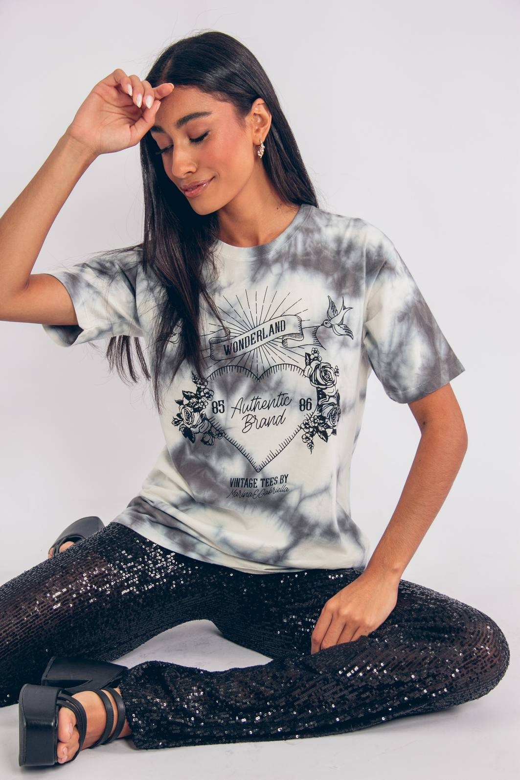 T-SHIRT BOYFRIEND TIE DYE PRETO WONDERLAND Marina&Gabriella - Roupas  Femininas - Loja Online Oficial