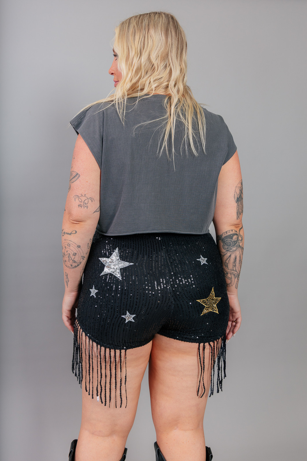 SHORT HOT PANT DE PAETÊS COM FRANJAS