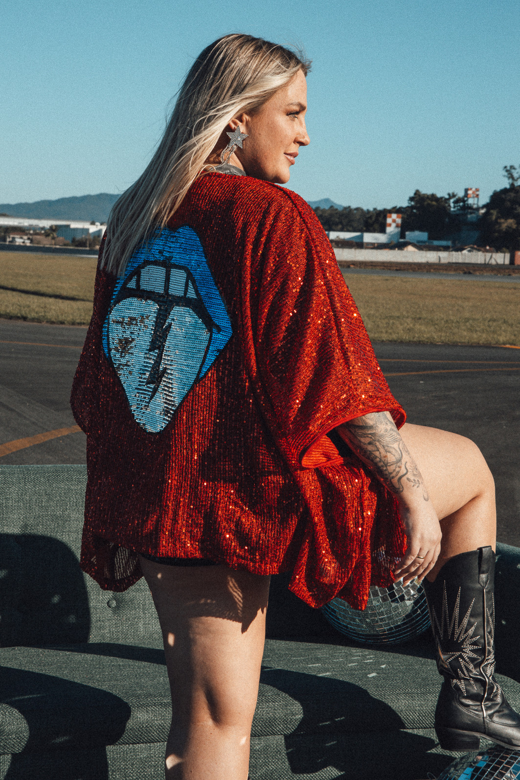 KIMONO AMPLO DE PAETÊ VERMELHO COM BORDADO MOUTH