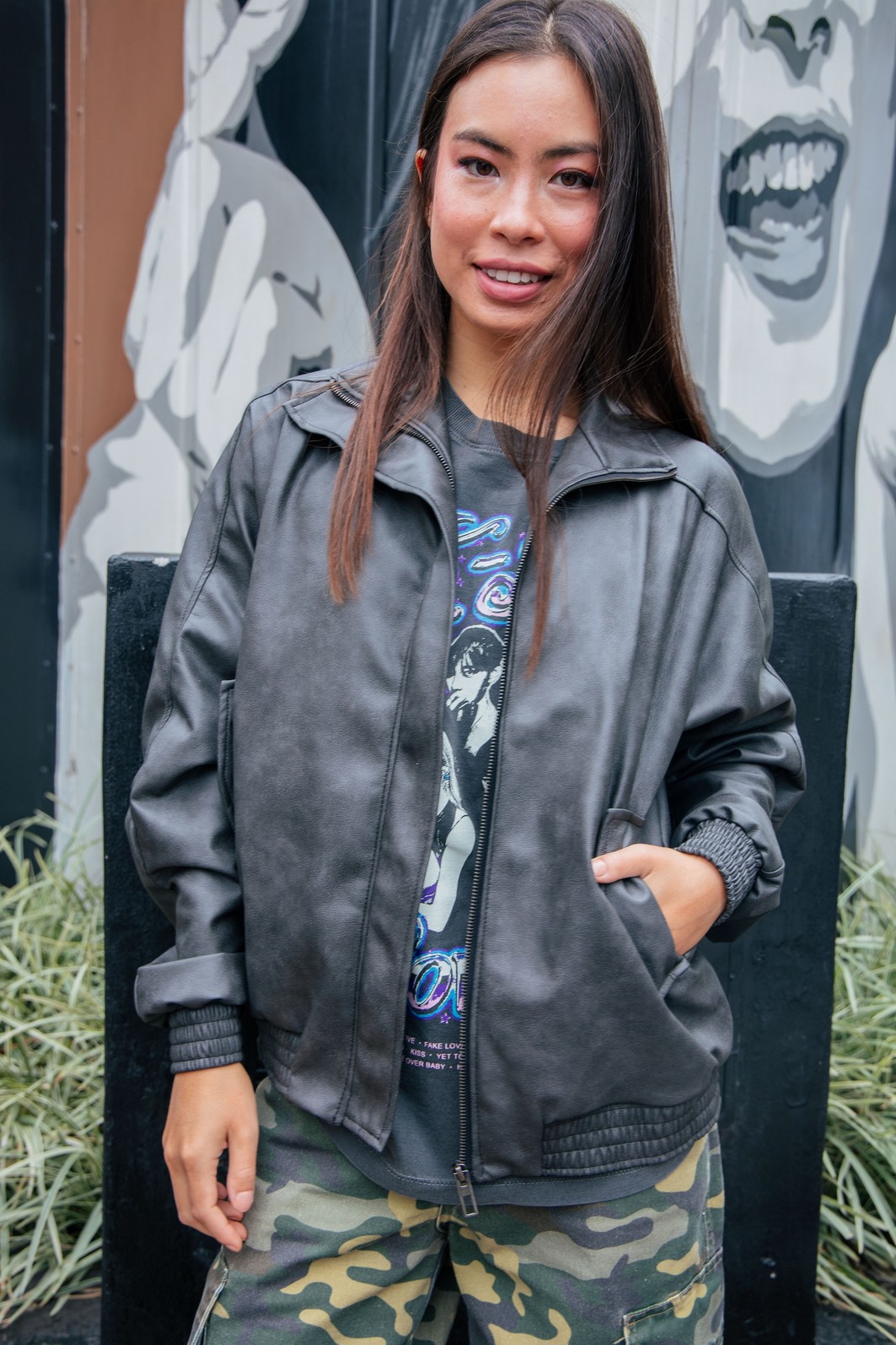 JAQUETA DE COURO SINTETICO OVERSIZED MARROM