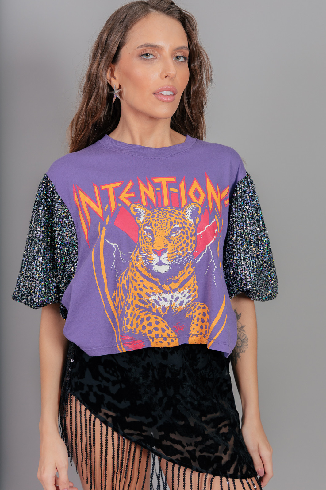 CAMISETA CROPPED ROXA COM MANGAS BUFANTES DE PAETÊ INTENTIONS CAMISETA CROPPED ROXA COM MANGAS BUFANTES DE PAETÊ INTENTIONS